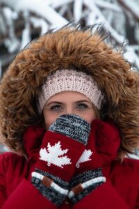 Cold exposure and warmth as grounding practices for emotional reset in an article by Tess René Coaching