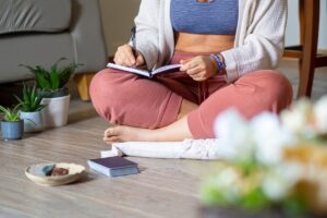 Journaling ritual for self worth in Tess René Coaching morning routine article