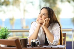 Person gazing into distance symbolising focus and grounding in a Tess René Coaching article on staying anchored.