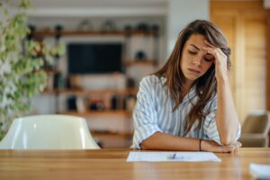 woman looking mentally overwhelmed in an article about what analysis paralysis really is by Tess René Coaching