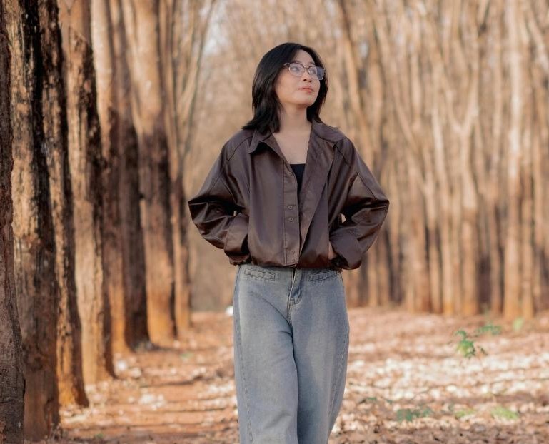 Woman walking alone through a quiet forest in this Tess René Coaching article about how to find my life purpose and reconnect with yourself